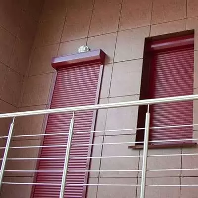 Роллеты на двери цвета «красный рубин»