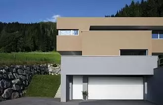 Секционные ворота с дверью серии Prestige