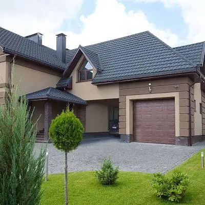 Гаражные ворота Prestige цвета «Темный дуб» (тип панели - филенка)